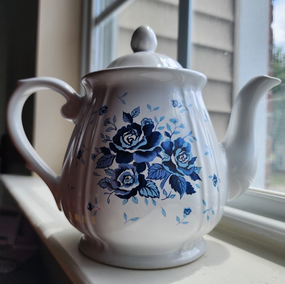 Ceramic kettle white with blue roses‎